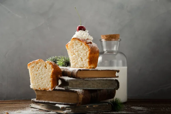 Närbild Bild Mjölk Läcker Tårta Med Grädde Pulversocker Och Körsbär — Stockfoto