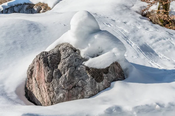 雪人的身影拥抱着岩石 — 图库照片