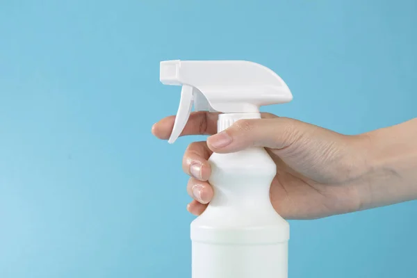 Tiro Close Uma Pessoa Segurando Spray Higienização Fundo Azul — Fotografia de Stock