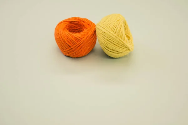 Ein Orangefarbener Und Gelber Garnknäuel Zum Stricken Isoliert Auf Grauem — Stockfoto