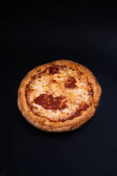 Vertikální Záběr Domácí Pizzy Černém Povrchu — Stock fotografie