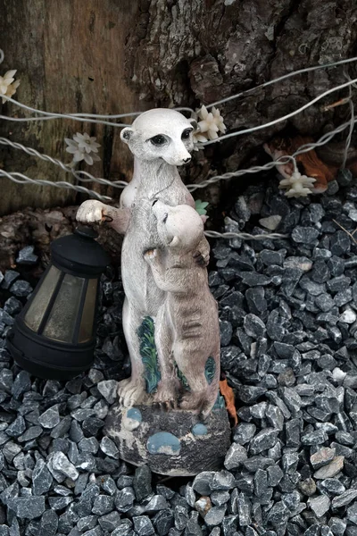 小雕像花园中白色Meerkats小雕像的垂直特写 — 图库照片