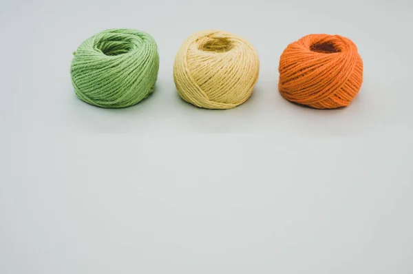 Las Bolas Hilo Colores Aislados Sobre Fondo Gris — Foto de Stock