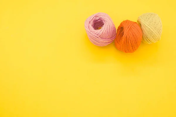 Три Барвисті Кульки Пряжі Ізольовані Жовтому Фоні — стокове фото