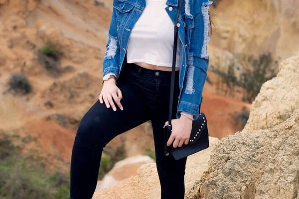 Mujer Sosteniendo Una Elegante Bolsa Cuero —  Fotos de Stock