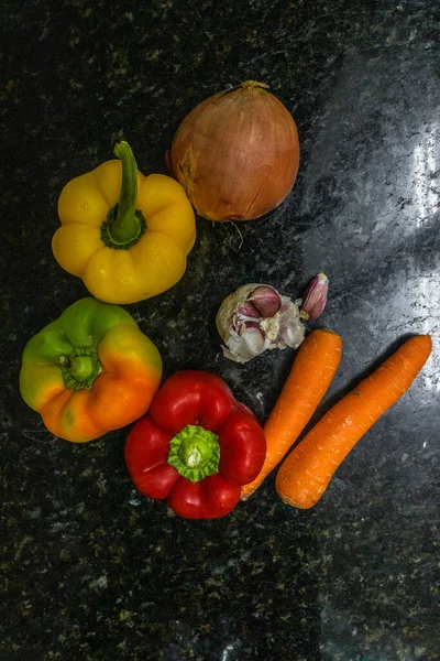 Colpo Verticale Verdure Diverse Sul Bancone Della Cucina — Foto Stock