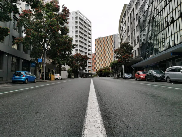 オークランド ニュージーランド 2020年11月29日 中心線からの交通のない低角度ビューアップAnzac Avenue — ストック写真