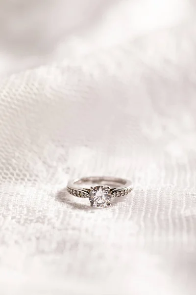 Egy Függőleges Lövés Egy Gyönyörű Gyémántgyűrűről Egy Fehér Felületen — Stock Fotó