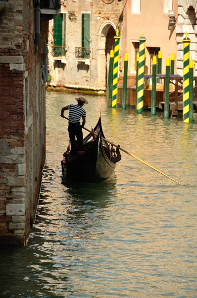 Gôndola Veneziana Típica Com Gondoliere Veneza Itália — Fotografia de Stock