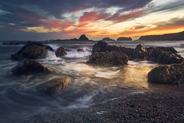 Tiro Hipnotizante Belo Pôr Sol Colorido Perto Mar — Fotografia de Stock