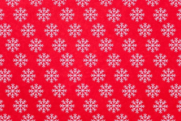 白色雪花点缀在红色背景上的白色圣诞装饰品 — 图库照片