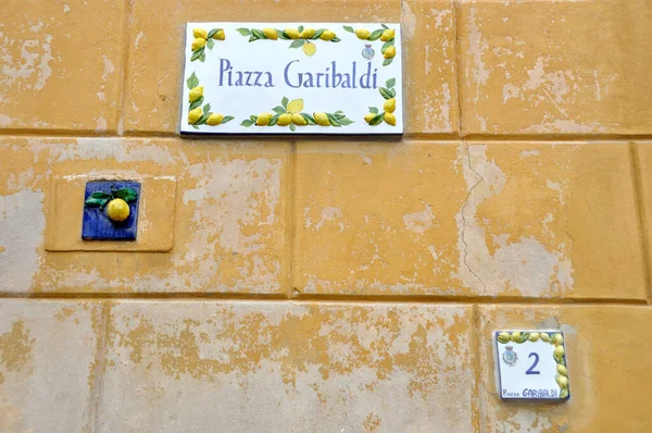 Letrero Calle Bellamente Decorado Limone Sul Garda Lago Garda Italia —  Fotos de Stock