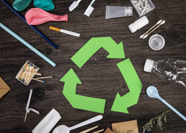 Una Vista Superior Símbolo Reciclaje Entre Basura Sobre Fondo Madera — Foto de Stock