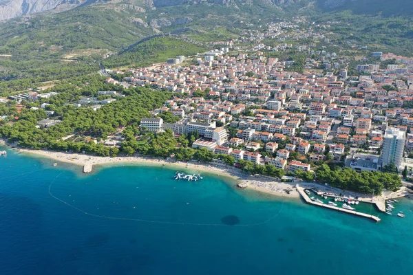 クロアチア マカルスカの海の近くの都市の建物の空中ショット — ストック写真