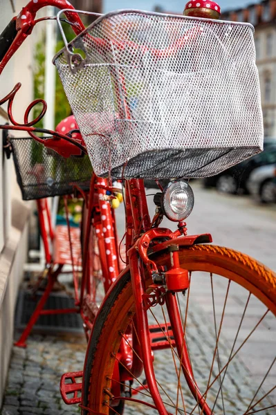 停在街上的一辆红色自行车的垂直特写 — 图库照片