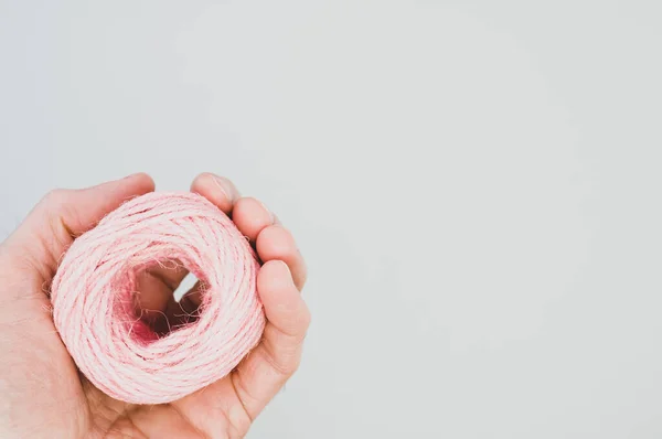 Primo Piano Una Mano Che Tiene Una Palla Filato Rosa — Foto Stock