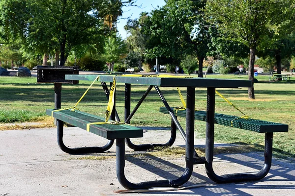Ett Picknickbord Med Varsam Tejp Begränsar Dess Användning Covid Pandemin — Stockfoto