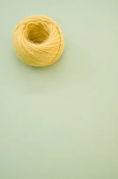 在灰色背景上孤立的一种用于针织的黄色纱球 — 图库照片