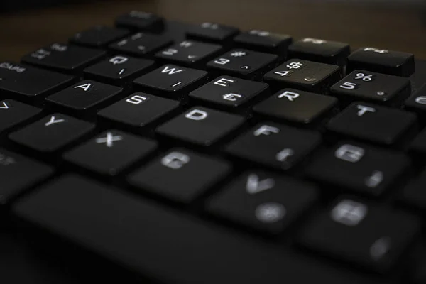 Uma Visão Perto Ângulo Baixo Teclado Computador Preto Uma Mesa — Fotografia de Stock