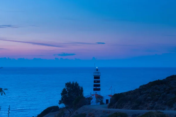 Faro Bianco Nero Una Costa Sullo Sfondo Tramonto Viola — Foto Stock