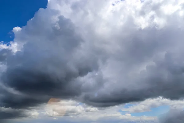 Sebuah Gambar Sudut Rendah Dari Formasi Awan Gelap Langit Sebelum — Stok Foto