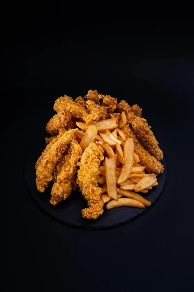 Colpo Verticale Delizioso Cibo Fritto Una Superficie Nera — Foto Stock