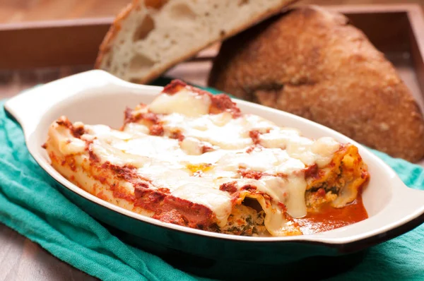 Cannelloni Stuffed Goat Cheese Arugula Cheese Tomato Sauce — Stock Photo, Image