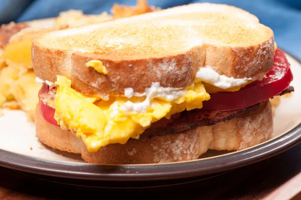 Eggs Bacon Tomato Cheve Cheese Breakfast Sandwich Pan Fried Potatoes — Stock Photo, Image