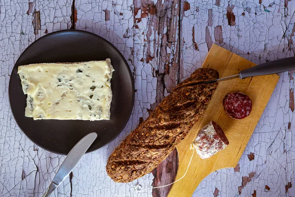 Vista Dall Alto Del Salame Tagliato Sul Tavolo Legno Con — Foto Stock