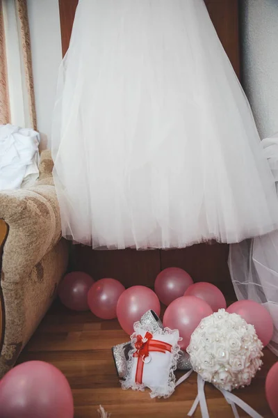 Een Verticaal Shot Van Trouwjurk Hangend Aan Deur Roze Ballonnen — Stockfoto