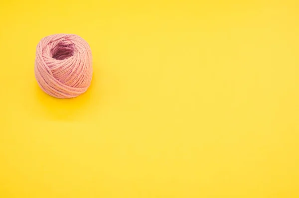 Una Palla Filato Rosa Isolato Sfondo Giallo — Foto Stock