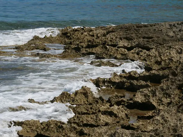 Uma Bela Vista Das Rochas Que Cercam Água Praia Dia — Fotografia de Stock