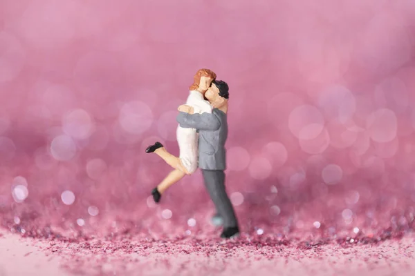Une Mise Point Sélective Couple Câlin Figurine Miniature Sur Fond — Photo