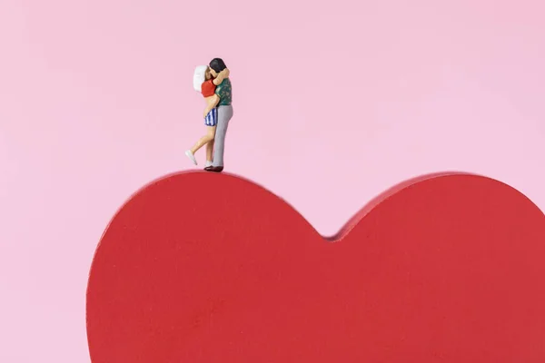 Поцілунок Пари Мініатюрних Фігурок Червоному Серці Пробілом Тексту — стокове фото