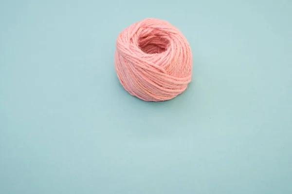 Pink Yarn Ball Knitting Isolated Blue Background — Stock Photo, Image