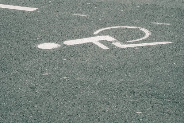 駐車場内の障害者用駐車標識 — ストック写真