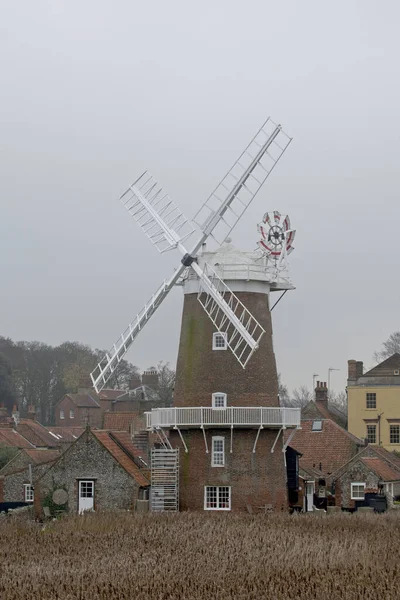 Вертикальный Снимок Ветряной Мельницы Окружении Домов Захваченных Клей Норфолк Великобритания — стоковое фото