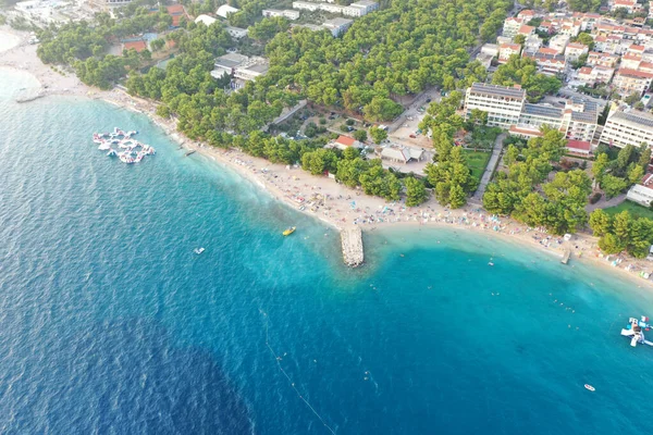 Uma Foto Aérea Pessoas Desfrutando Praia Dia Ensolarado Makarska Croácia — Fotografia de Stock