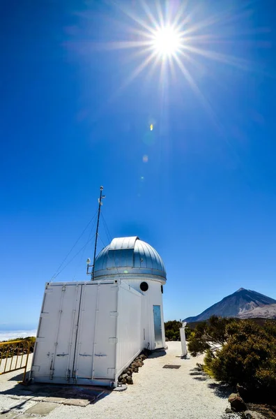 Eine Vertikale Aufnahme Des Modernen Wissenschaftlichen Astronomischen Observatoriums — Stockfoto