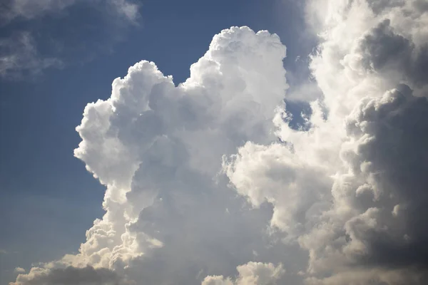 Красивая Облачность Фоне Голубого Неба — стоковое фото