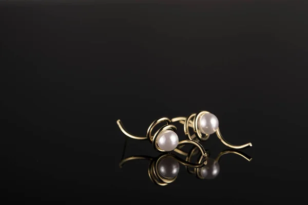 Gros Plan Belles Boucles Oreilles Perles Sur Une Surface Noire — Photo