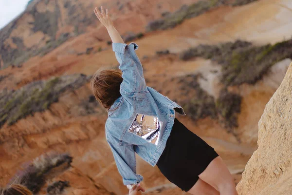 Uma Mulher Caucasiana Com Casaco Jeans Alegremente Segurando Mão Deserto — Fotografia de Stock