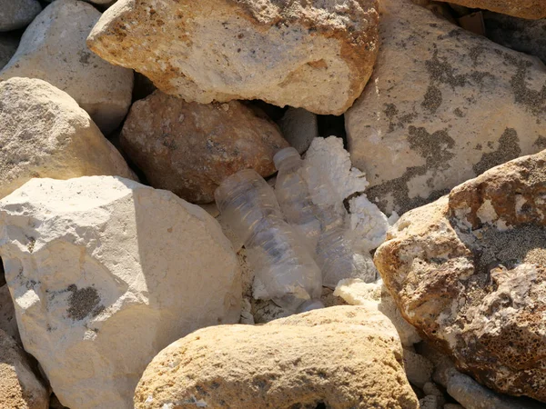 Top View Närbild Två Krossade Plastflaskor Mellan Stora Stenarna Nedskräpning — Stockfoto