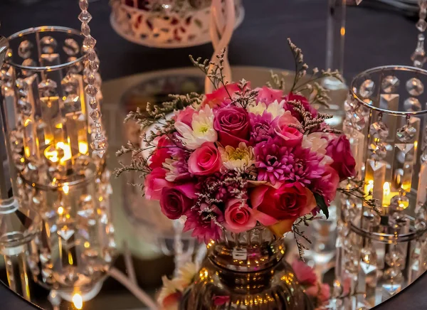 Une Mise Point Sélective Bouquet Belles Fleurs Sur Une Table — Photo