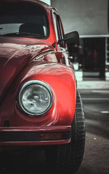 一辆红色古董车在白天停在室外的垂直镜头 — 图库照片