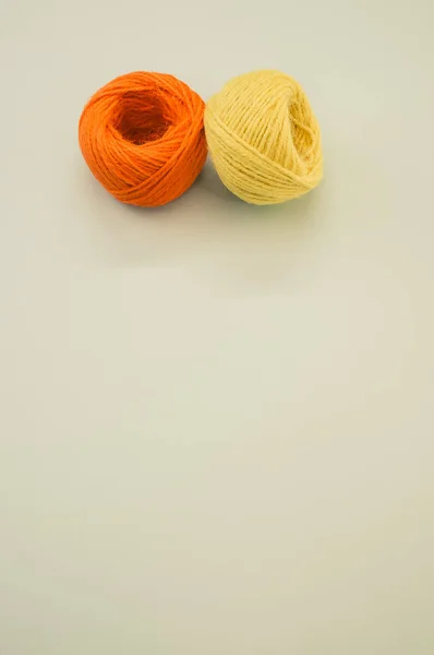 毛球一种橙色和黄色的毛球 用于编织孤立在灰色背景下的针织 — 图库照片