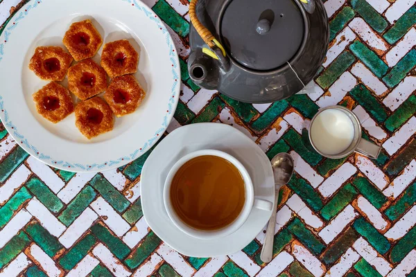 Una Naturaleza Muerta Con Una Taza Tetera Azúcar Galletas Fondo — Foto de Stock