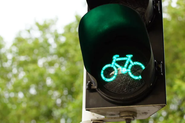 Селективный Фокус Светофора Велосипедов Показывающих Зеленый Свет — стоковое фото