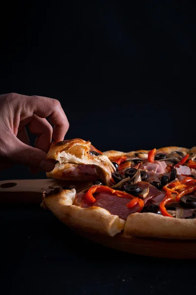 Zbliżenie Osoby Biorącej Kawałek Świeżo Upieczonej Pysznej Pizzy Drewnianej Tacy — Zdjęcie stockowe