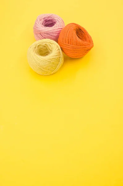 三个色彩艳丽的纱球在黄色背景上隔离 — 图库照片